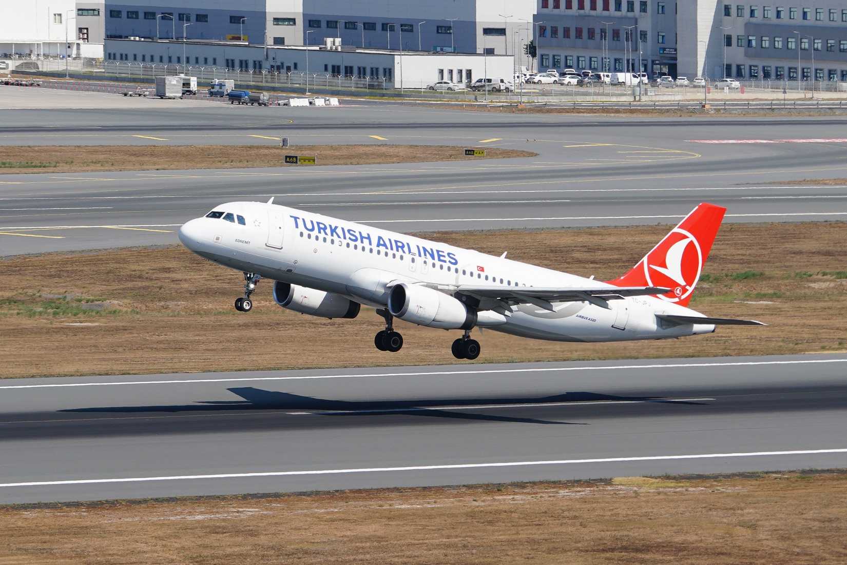 Turkish Airlines Airbus A320 taking off at Istanbul