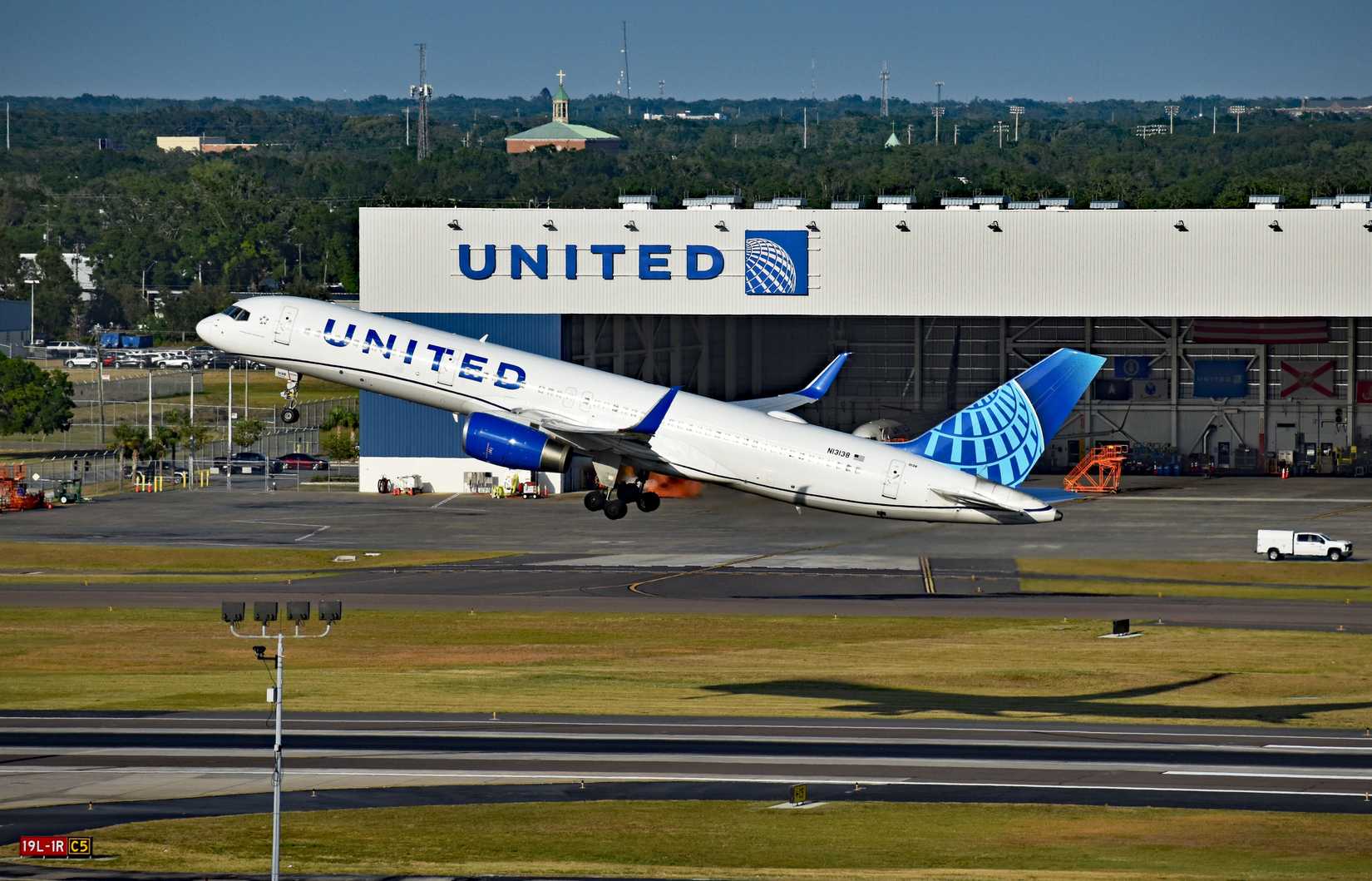 United Airlines 757-200 departing Tampa