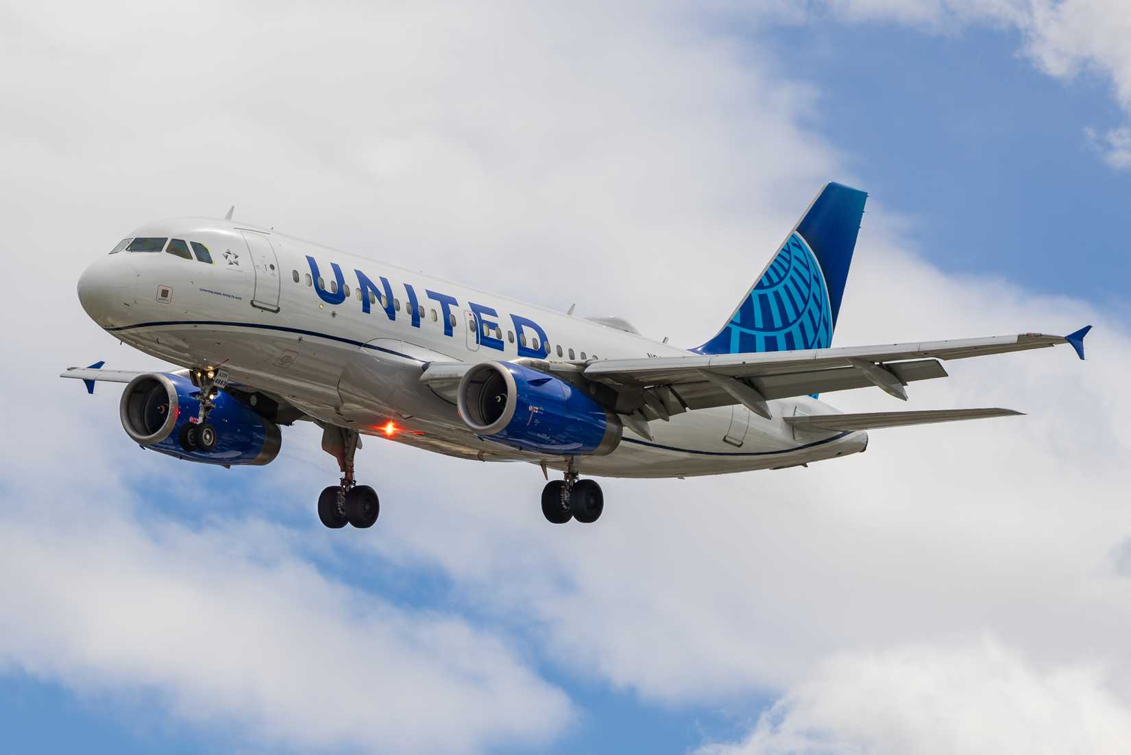 United Airlines Airbus A319-132 landing at Palm Springs (PSP KPSP).