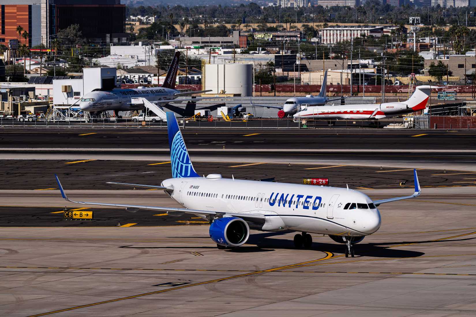 United Airlines Airbus A321Neo N14515 arrival into runway 26 at Phoenix Sky Harbor Intl. Airport.