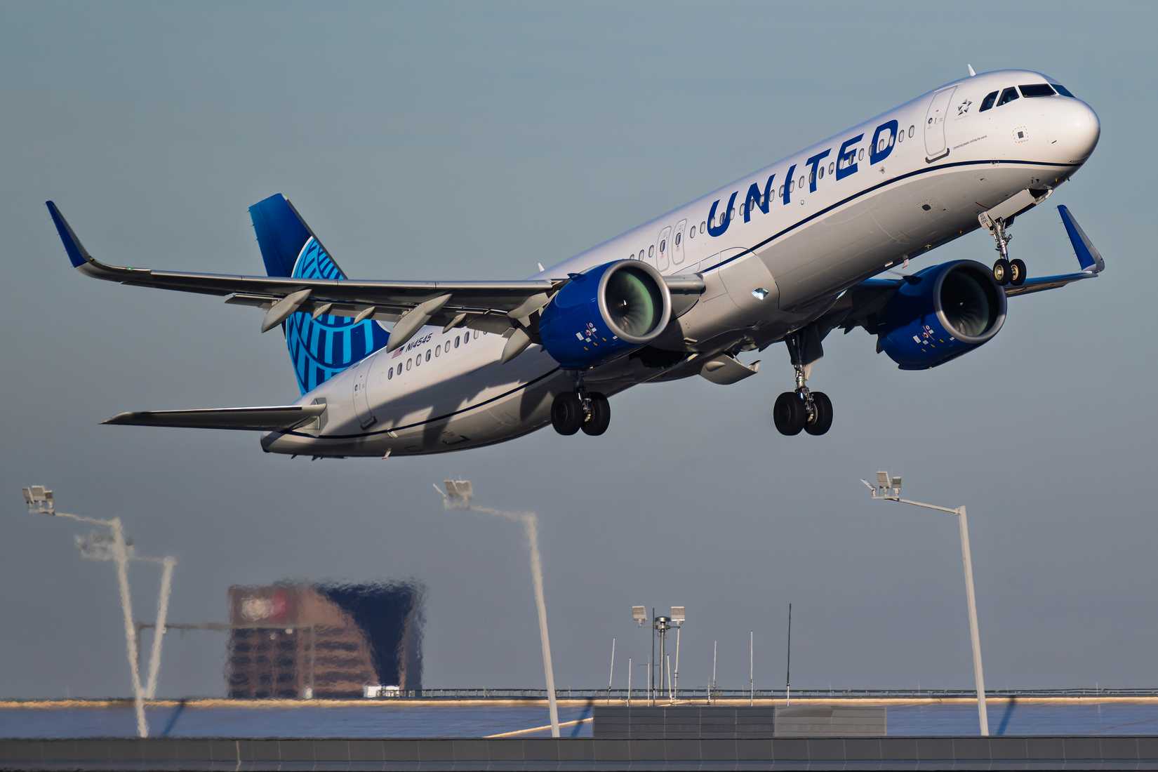 United Airlines Airbus A321Neo N14545 departure from runway 7L at Phoenix Sky Harbor Intl.