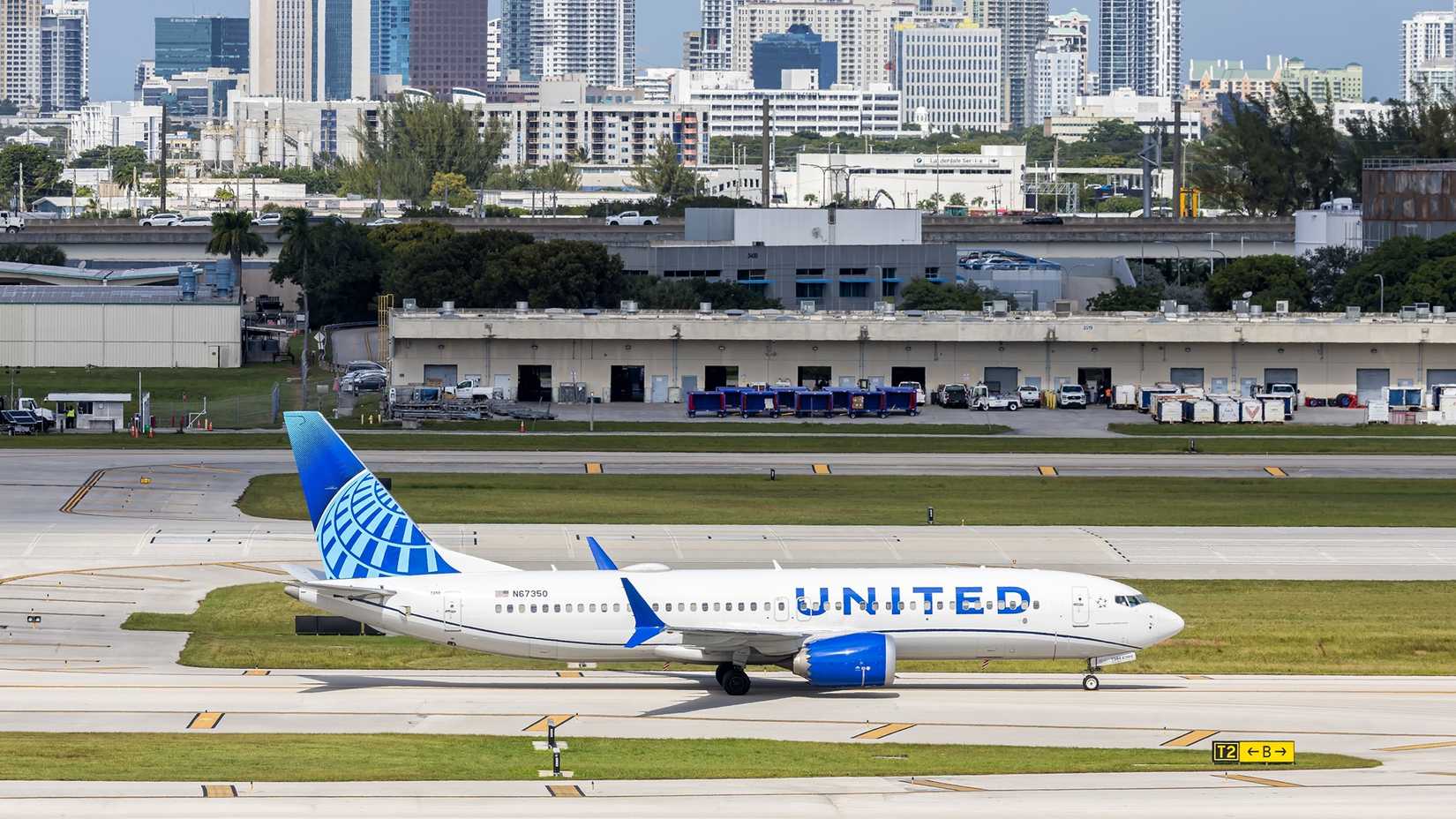 United Airlines Boeing 737 MAX 8 FLL (1)