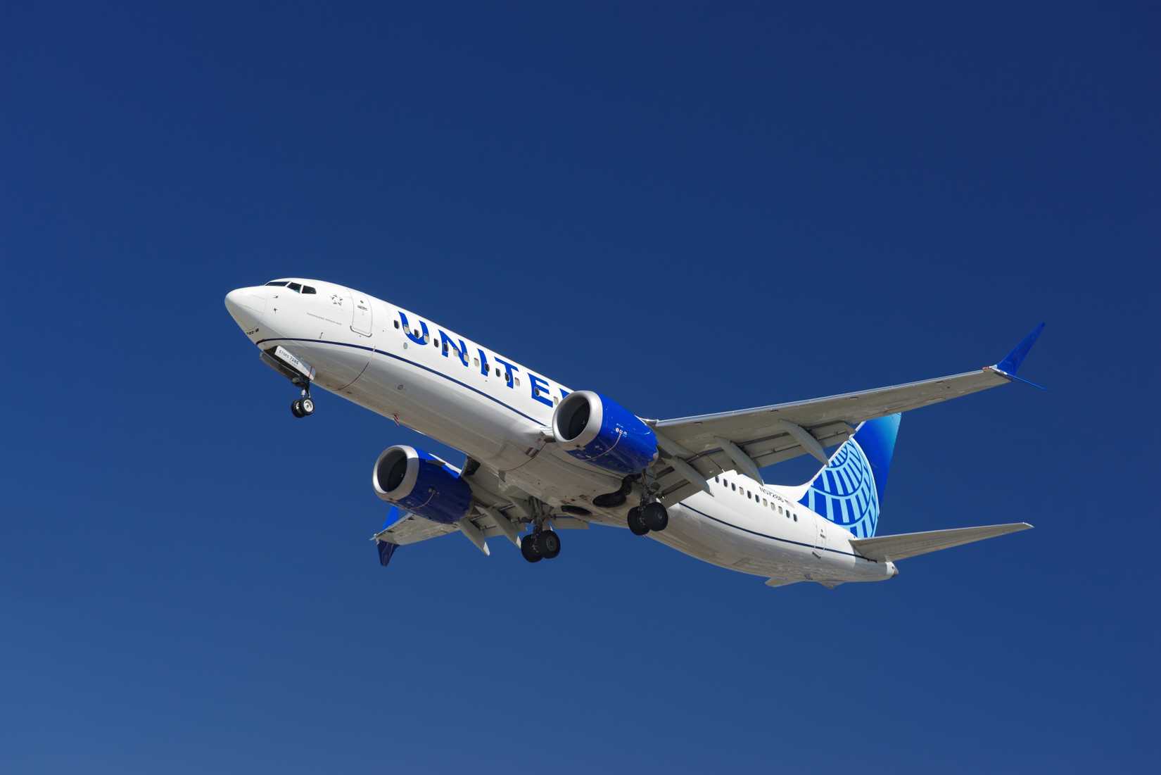 يونايتد ايرلاينز بوينغ 737 ماكس 8 في السماء