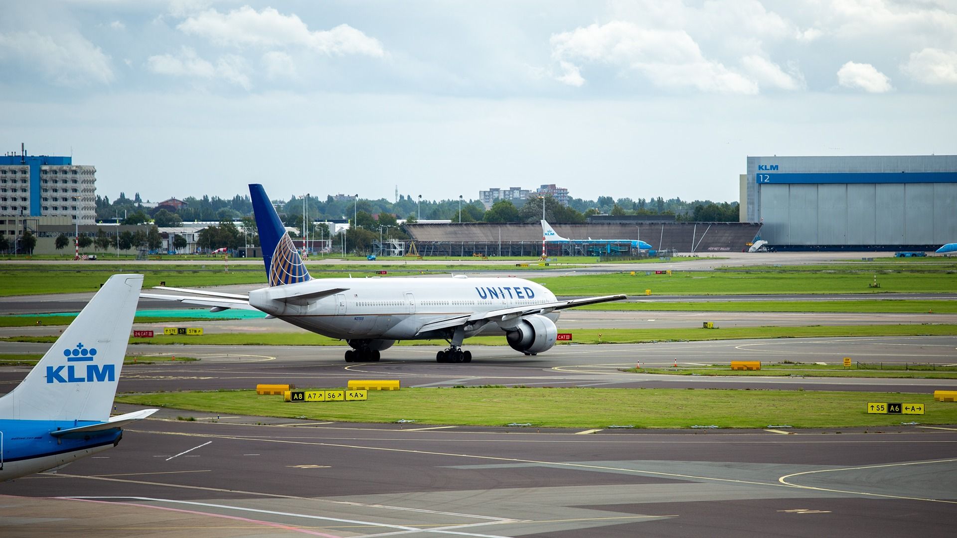 United Airlines Boeing 777-200 Amsterdam
