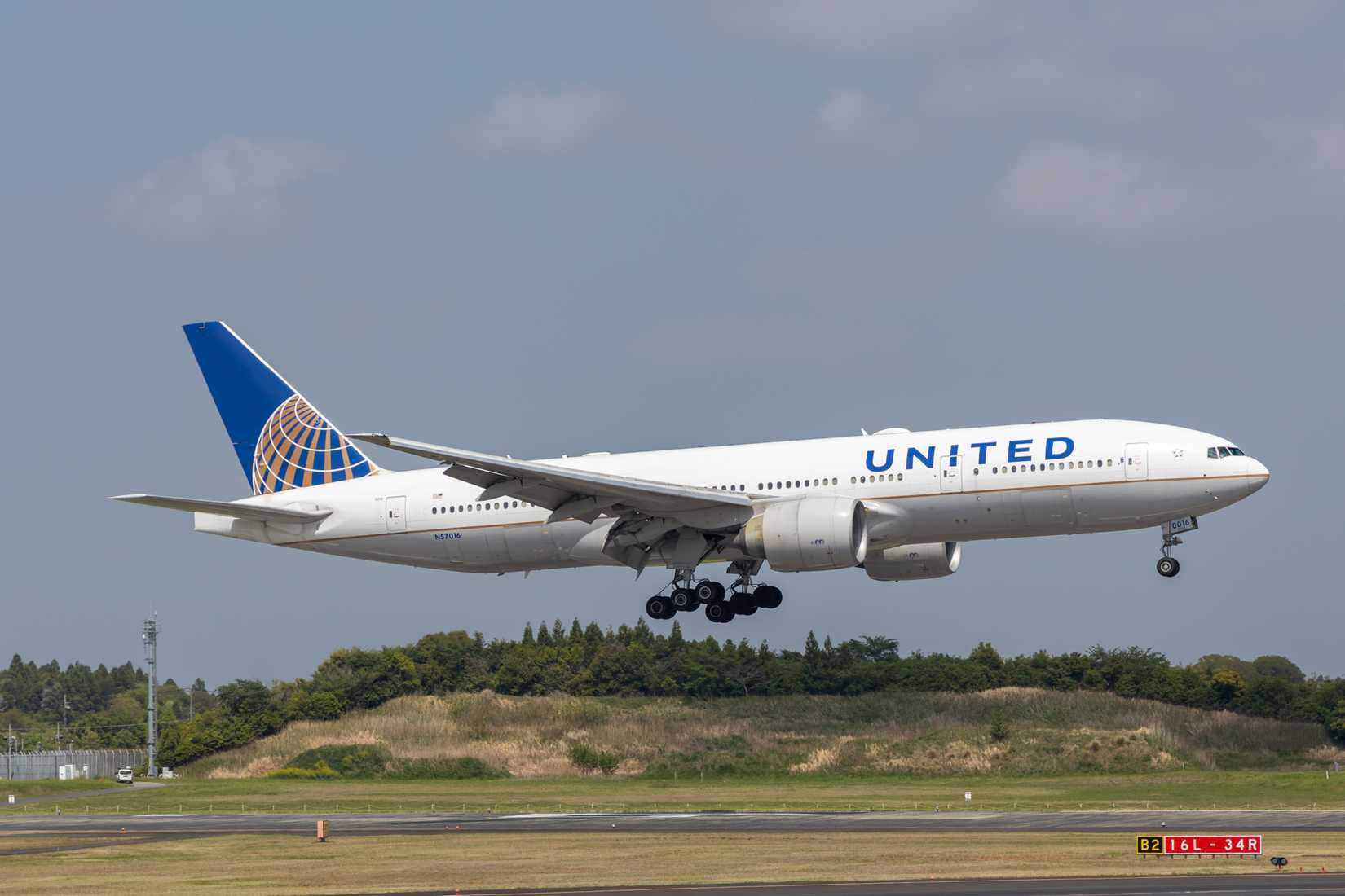 United Airlines Boeing 777-200 landing
