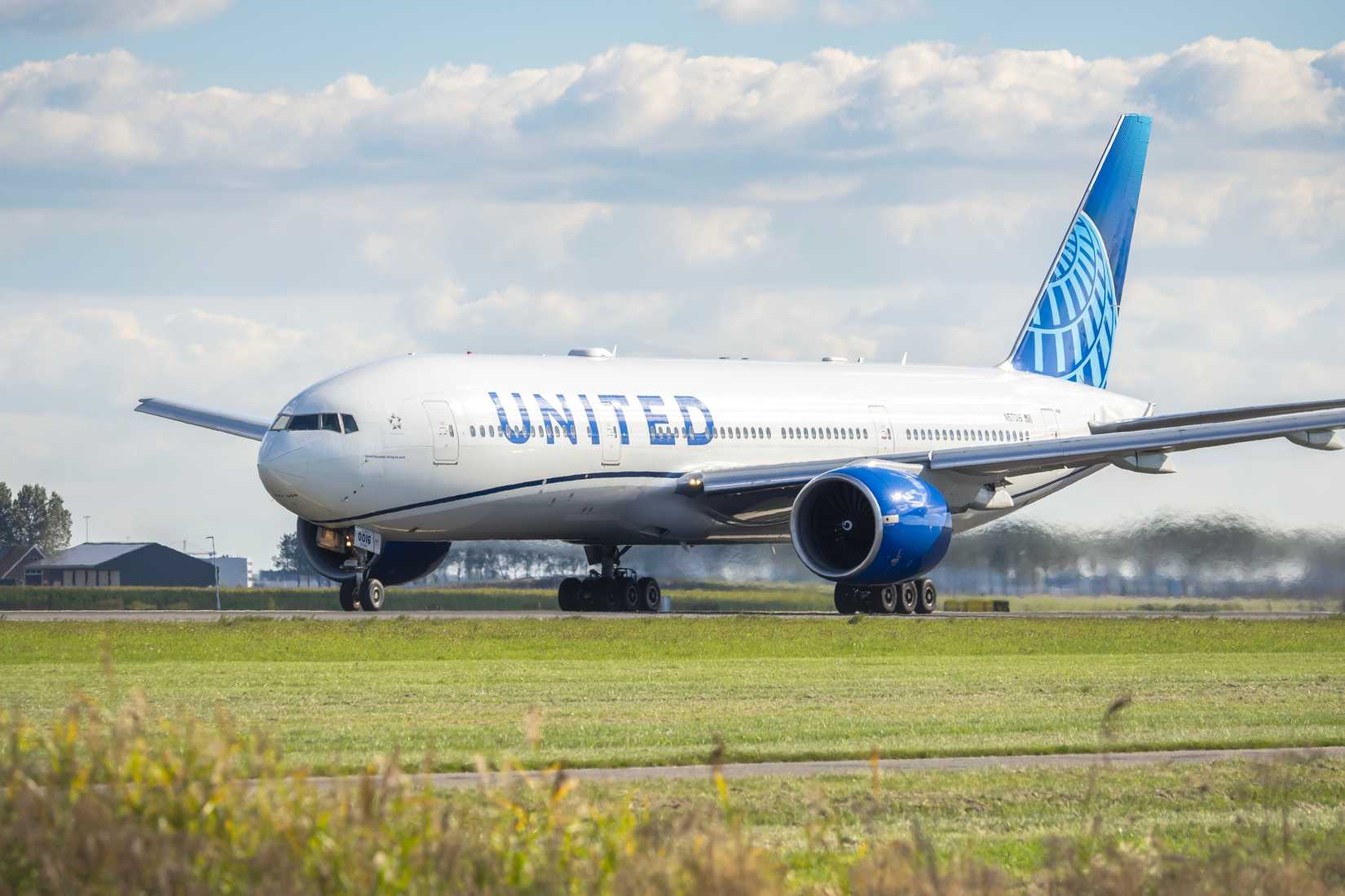 United Airlines Boeing 777-200 taxiing