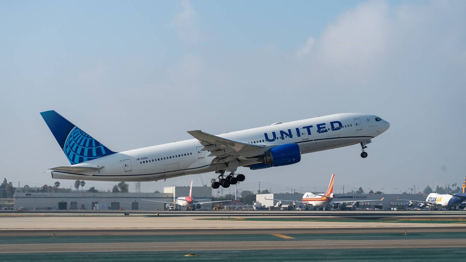 United Airlines’ Boeing 777-200 Flights From San Diego Won’t Return, But Lie-Flat Beds Will