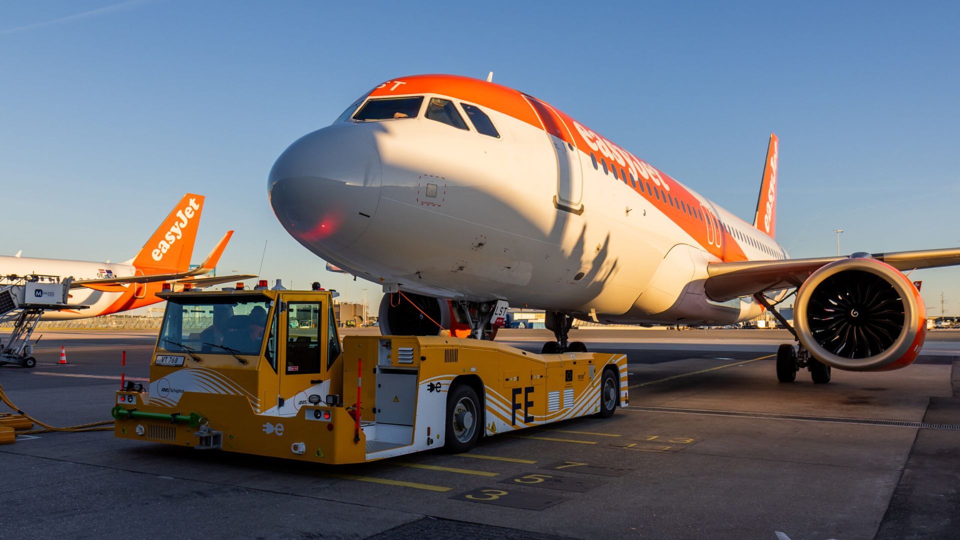  easyJet Taxibot AMS Airport