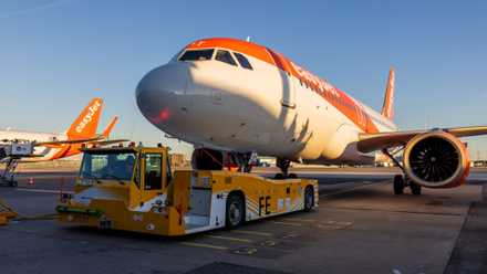 easyJet Taxibot AMS Airport