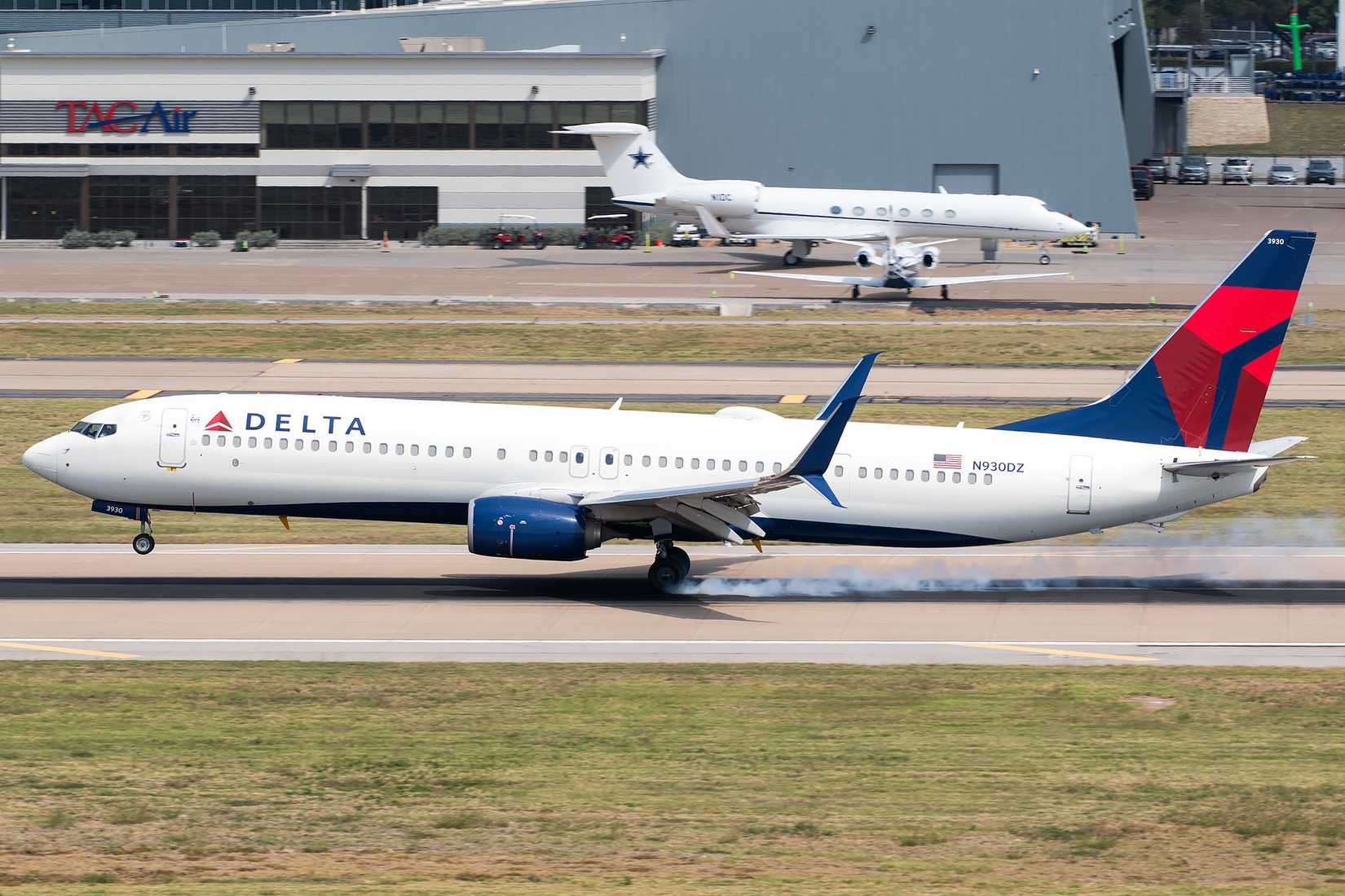 Delta Air Lines Boeing 737-800 landing