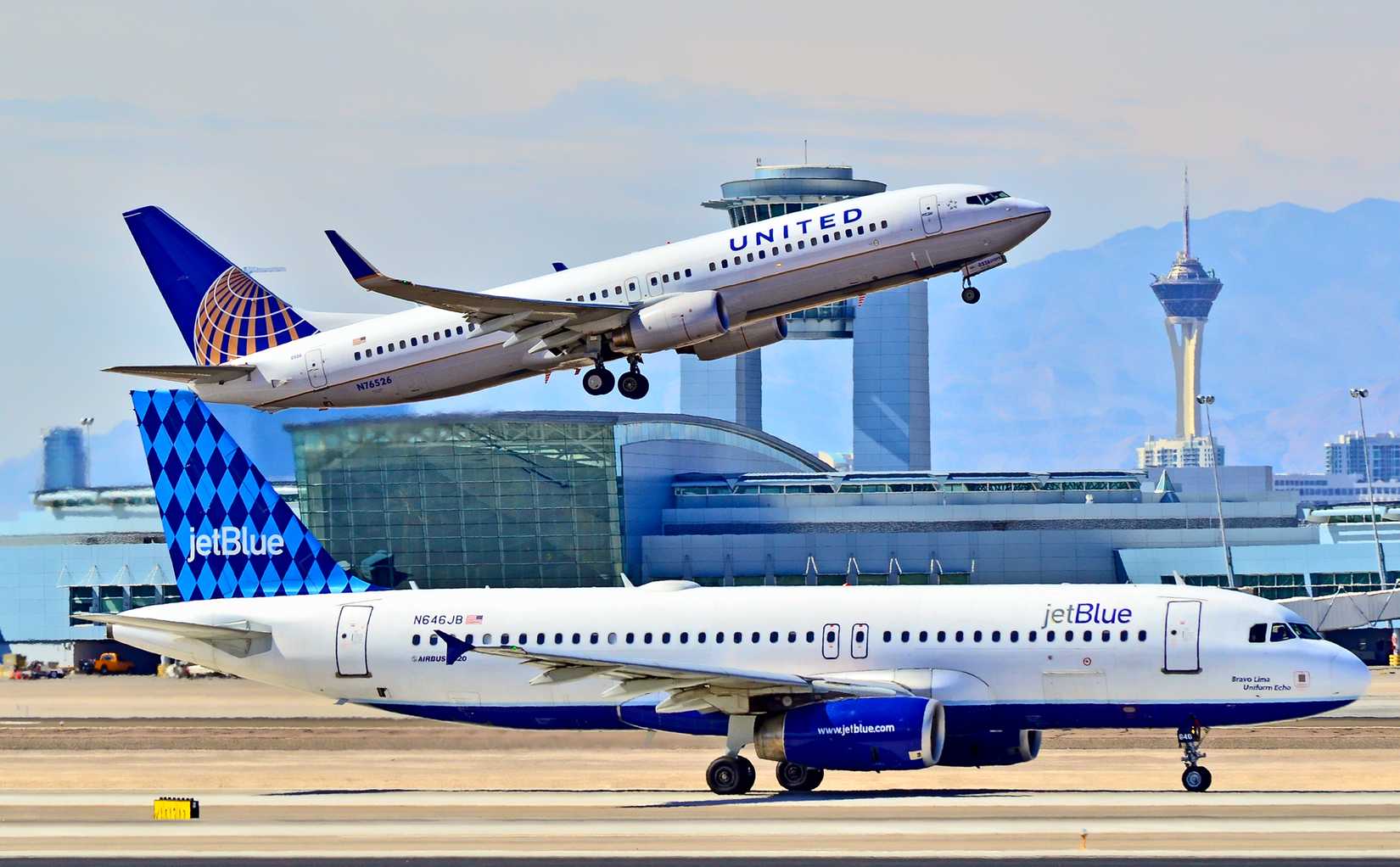United Airlines and JetBlue aircraft side-by-side 