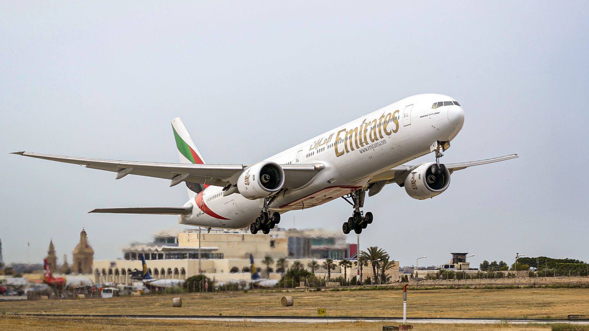 Boeing 777 Emirates taking off