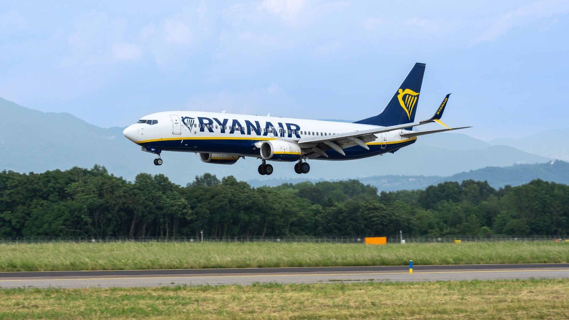 "Regulatory Nonsense": Ryanair Blasts Europe's Push For Free Cabin Bags On Every Flight