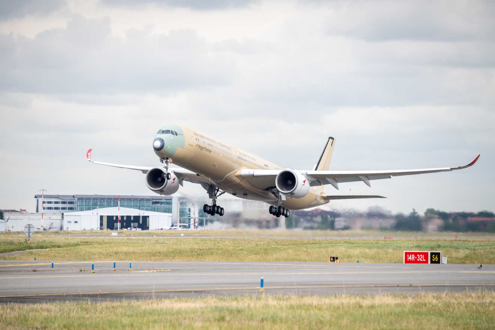 A350-1000ULR MSN707 Qantas First flight-push back and take off.