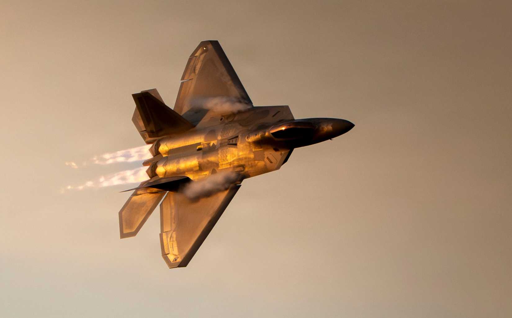 Air Force Capt. Nick “Laz” Le Tourneau, pilot and commander of the F-22 Raptor Aerial Demonstration Team, performs an aerial demonstration in Lakeland, Florida, April 18, 2026.-1