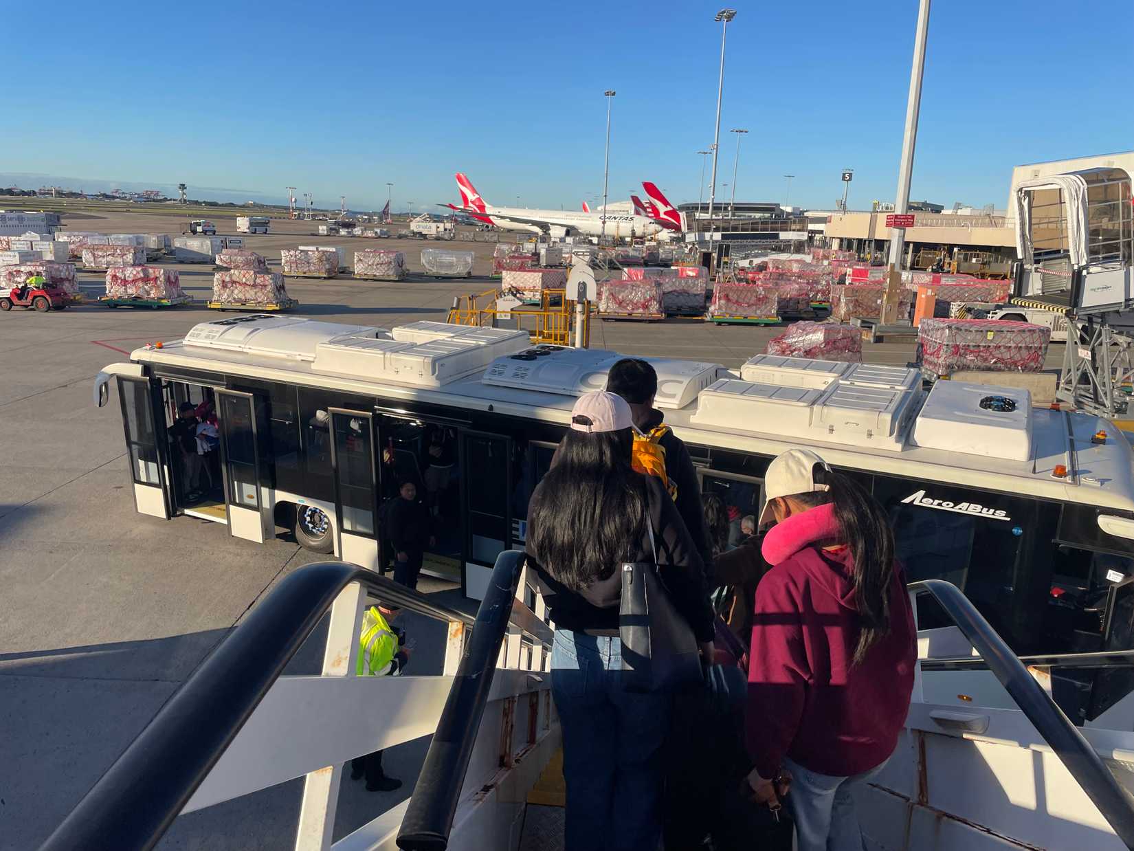 Air New Zealand Airbus A320neo flight to Australia arrival into Sydney SYD remote stand