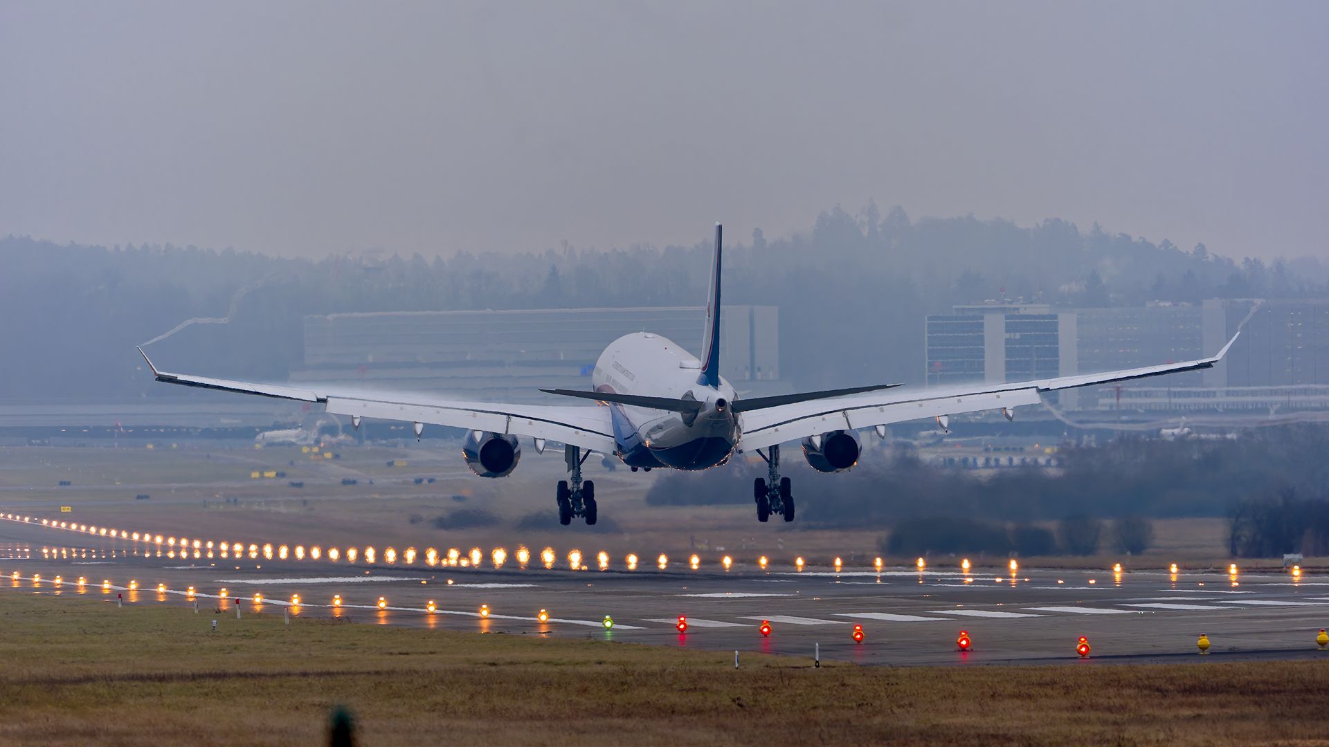 Airbus A330-200 landing in fog
