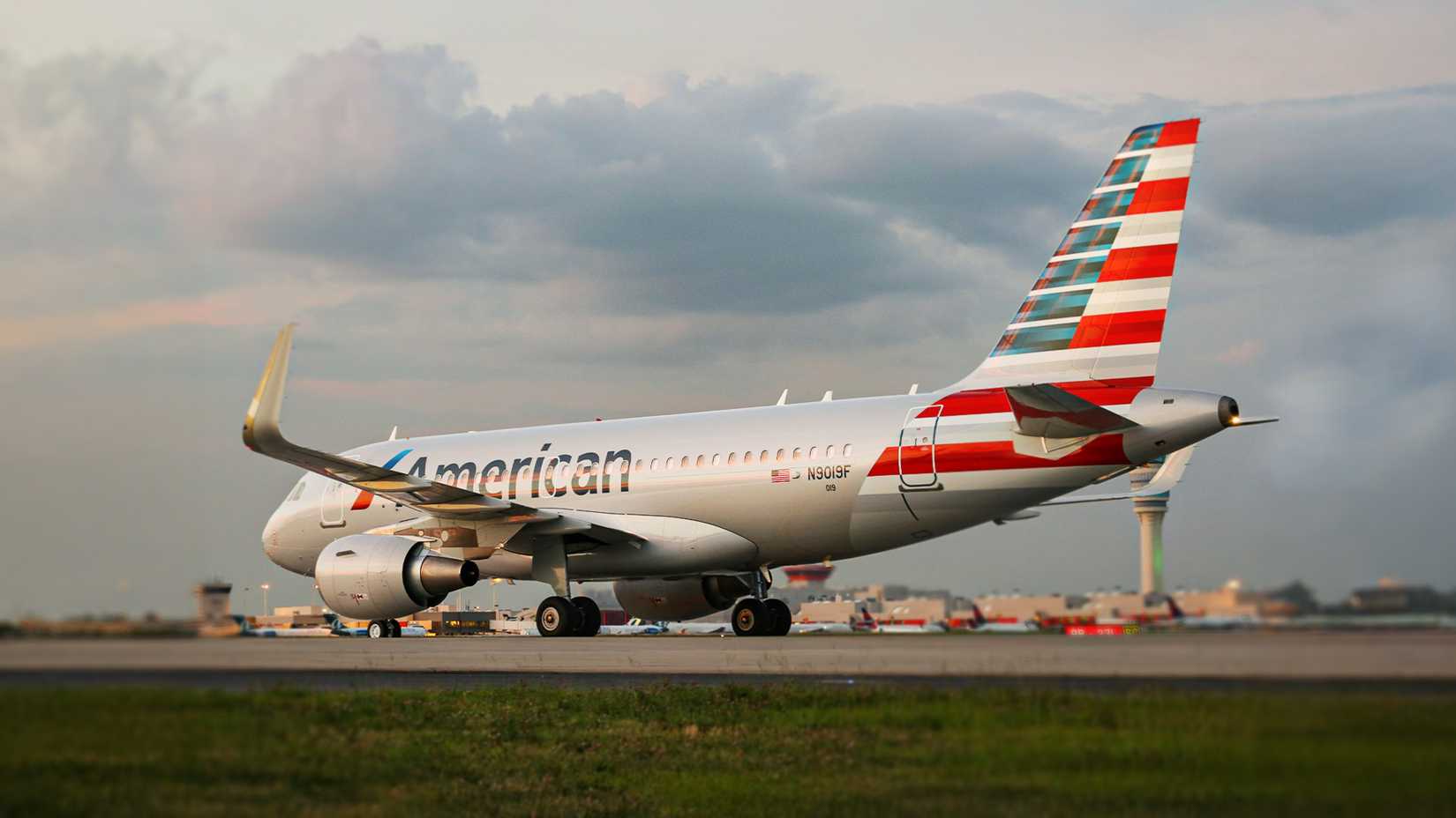 American Airbus A319 N9019F