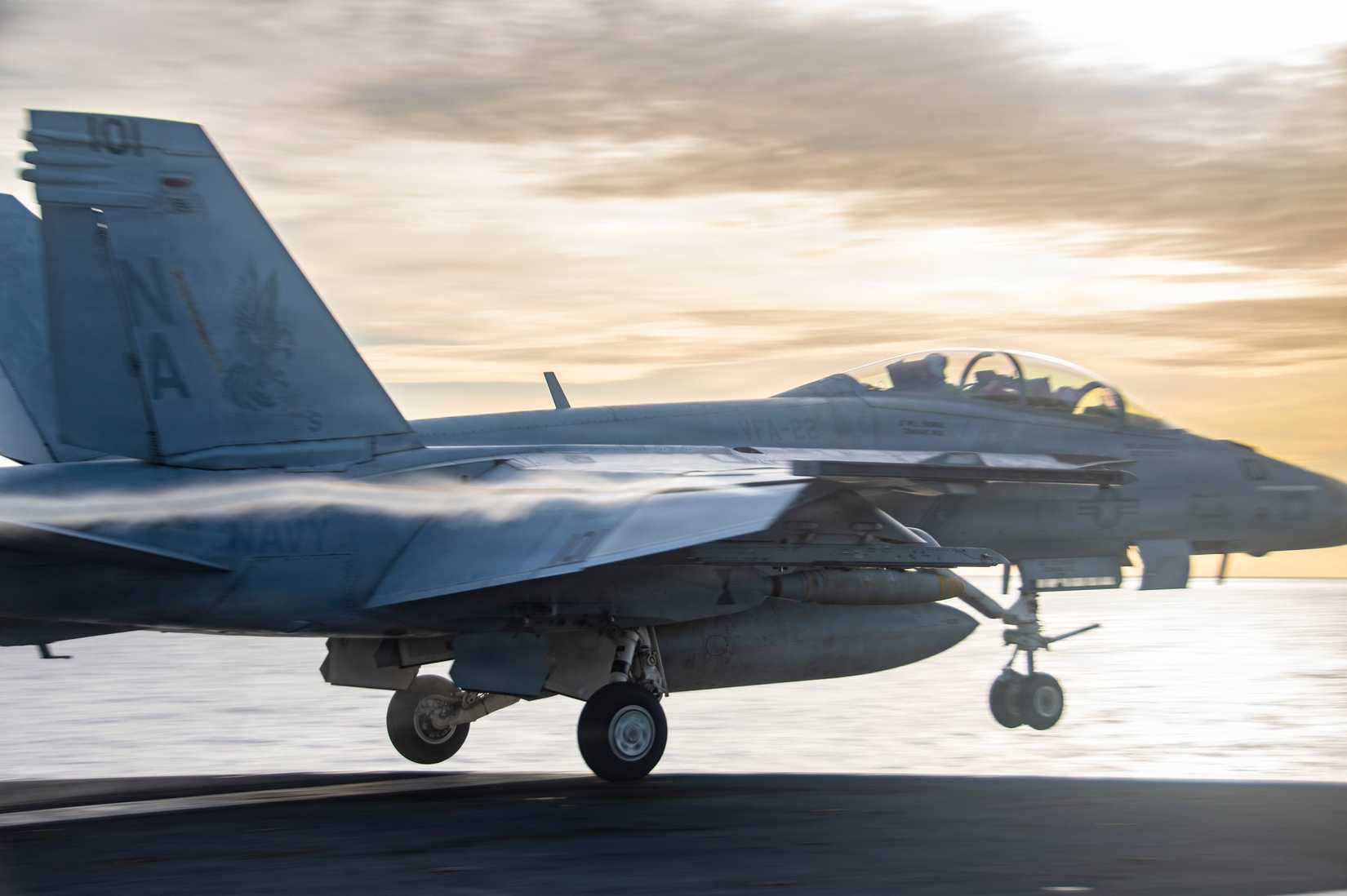 تم إطلاق طائرة FA-18F Super Hornet متصلة بـ