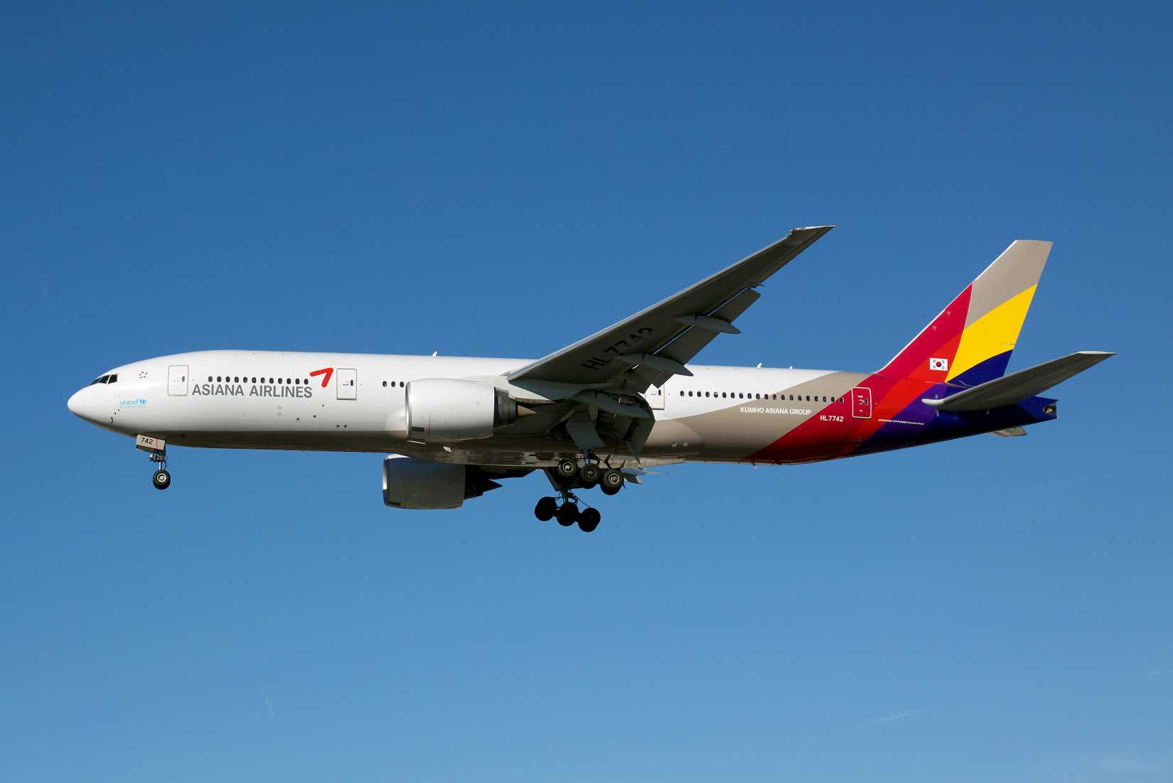 Asiana Airlines Boeing 777-200ER on final approach
