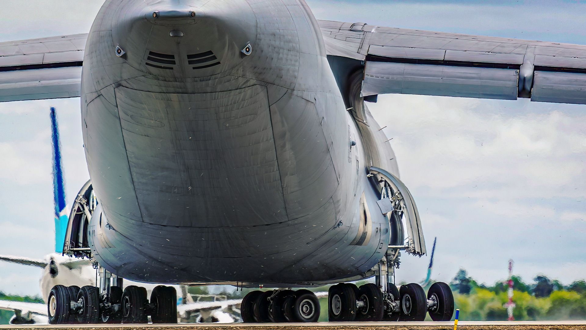 Why The C-5M Super Galaxy Needs A Kneeling Mechanism & 28 Wheels To Do Its Job