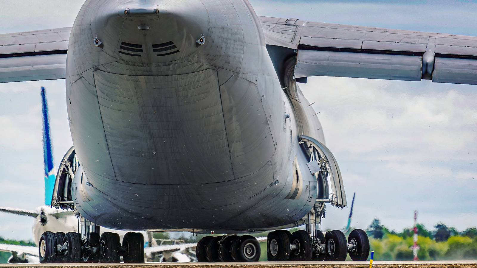 Why The C-5M Super Galaxy Needs A Kneeling Mechanism & 28 Wheels To Do Its Job