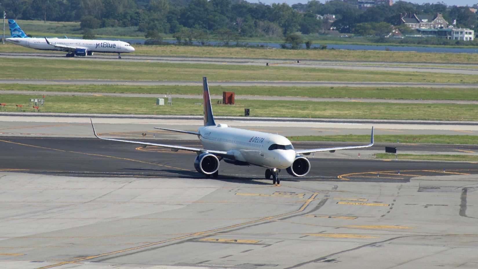 Delta Air Lines A321neo taxiing to gate