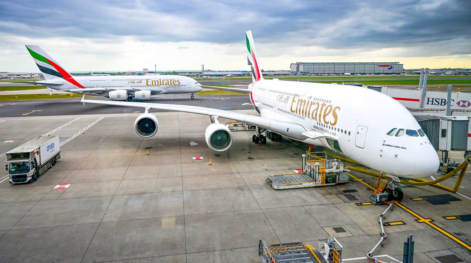 Multiple Emirates A380s in LHR