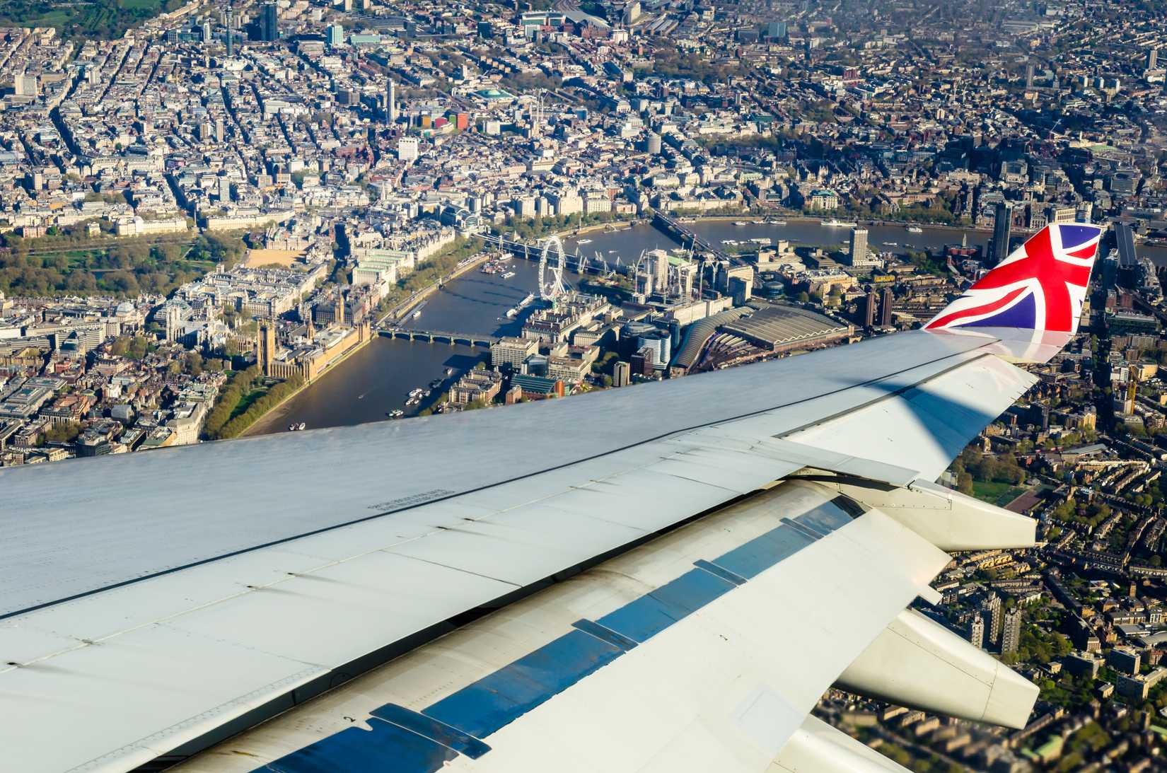 Flying over the city centre before landing to Heathrow airport