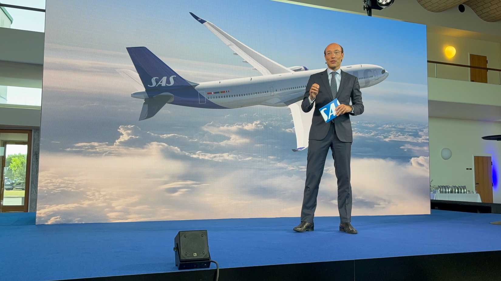 Anko van der Werff en la conferencia de prensa de SAS anunciando el pedido del Airbus A330