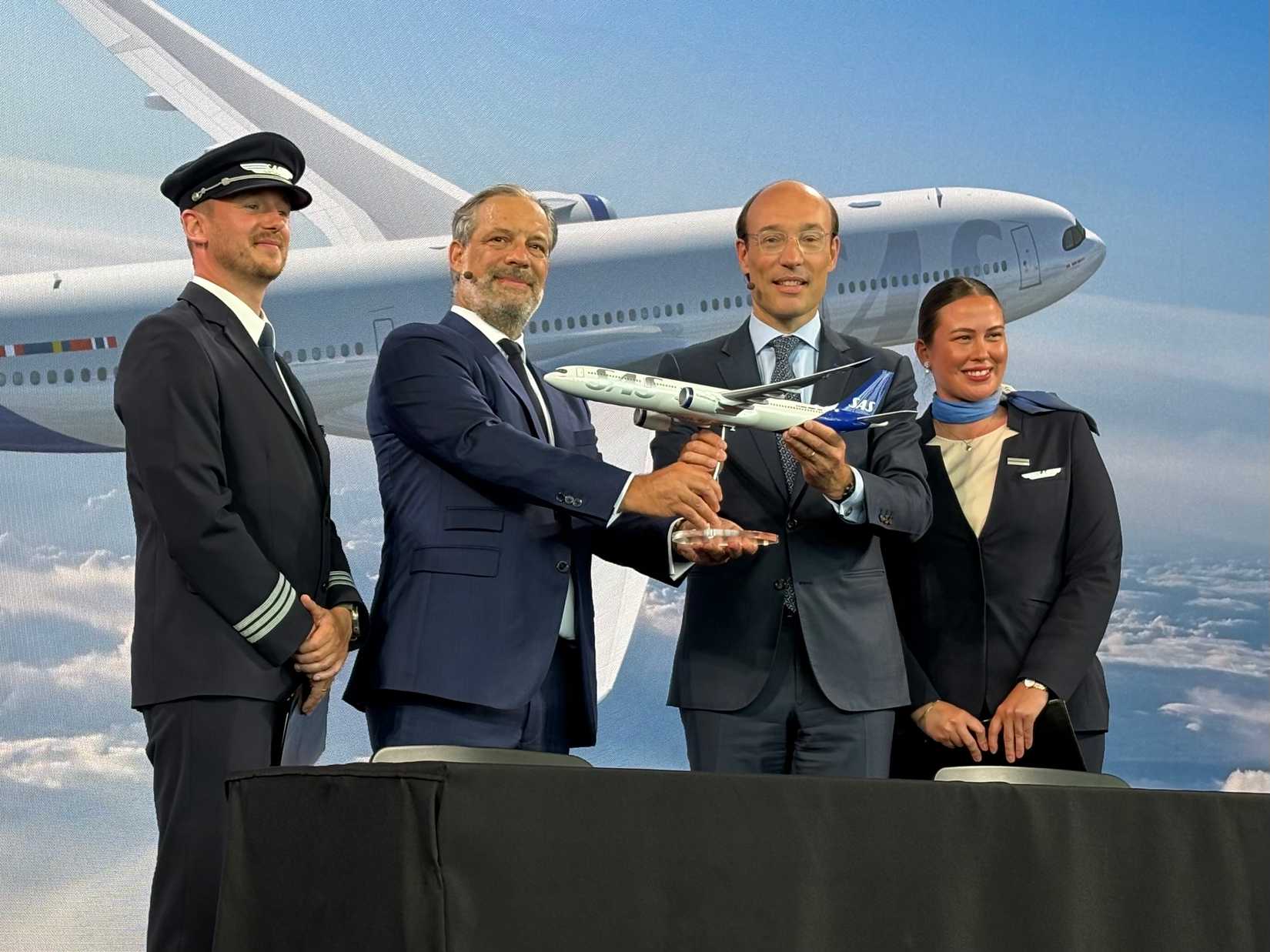 Benoit de Saint Expuery y Anko van der Werff sosteniendo un modelo Airbus A330neo con tripulación SAS