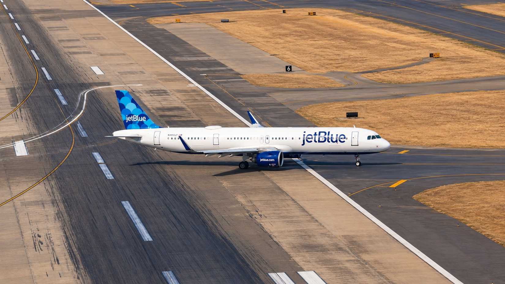 JetBlue Airbus A321 crossing the runway at JFK custom thumbnail