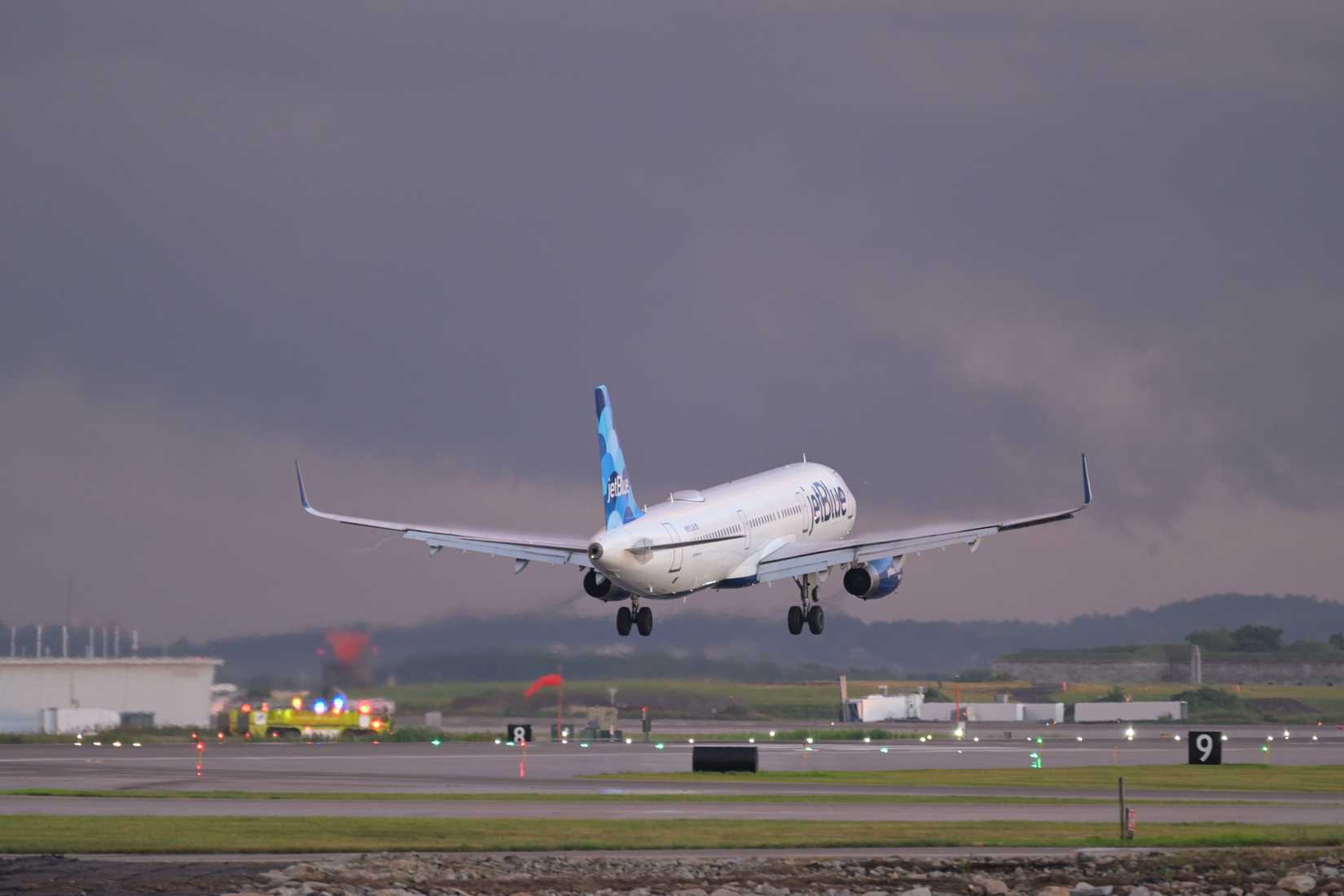 JetBlue Airbus A321 N905JB landing in Boston