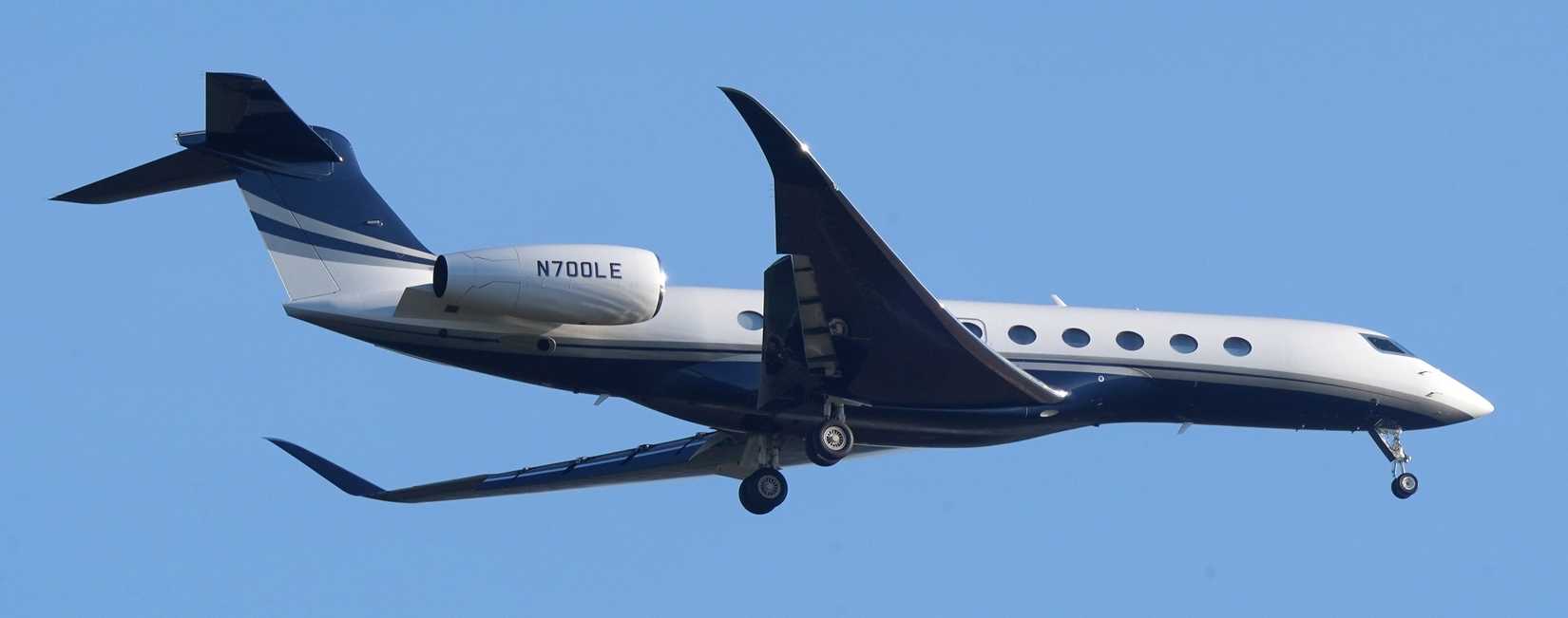 A G700 on approach