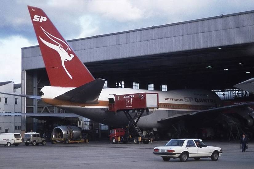 Qantas_Boeing_747-SP38_undergoing_maintenance_at_Sydney_Airport