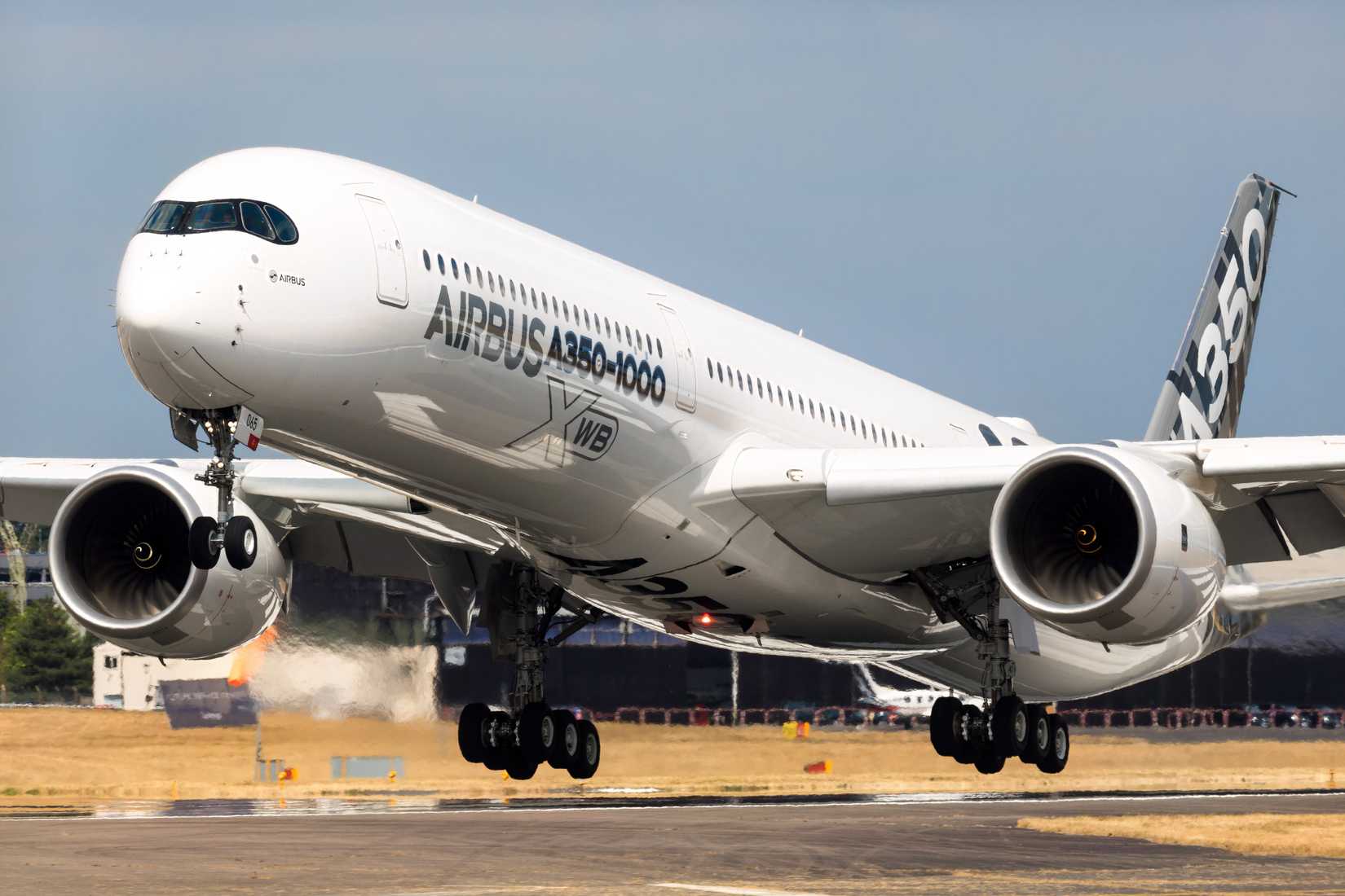 The Airbus A350-1000 landing at the Farnborough Airshow.