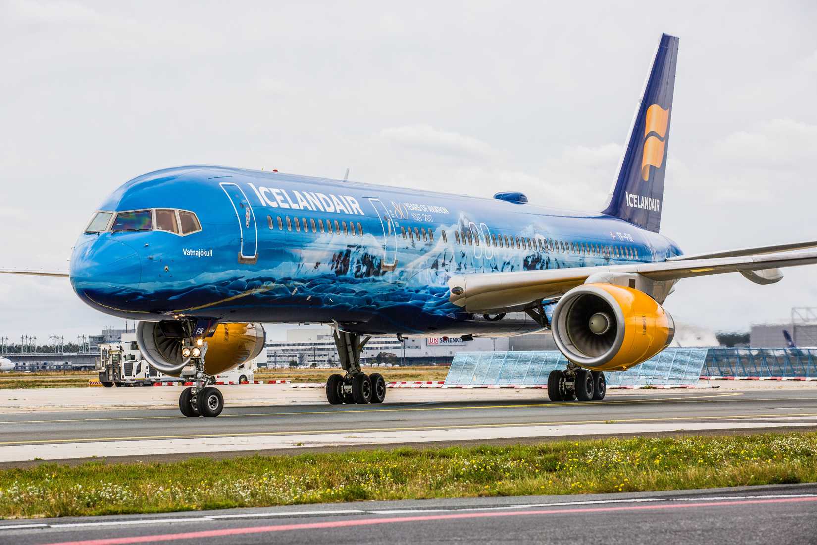 Icelandair Boeing 757-200 taxiing