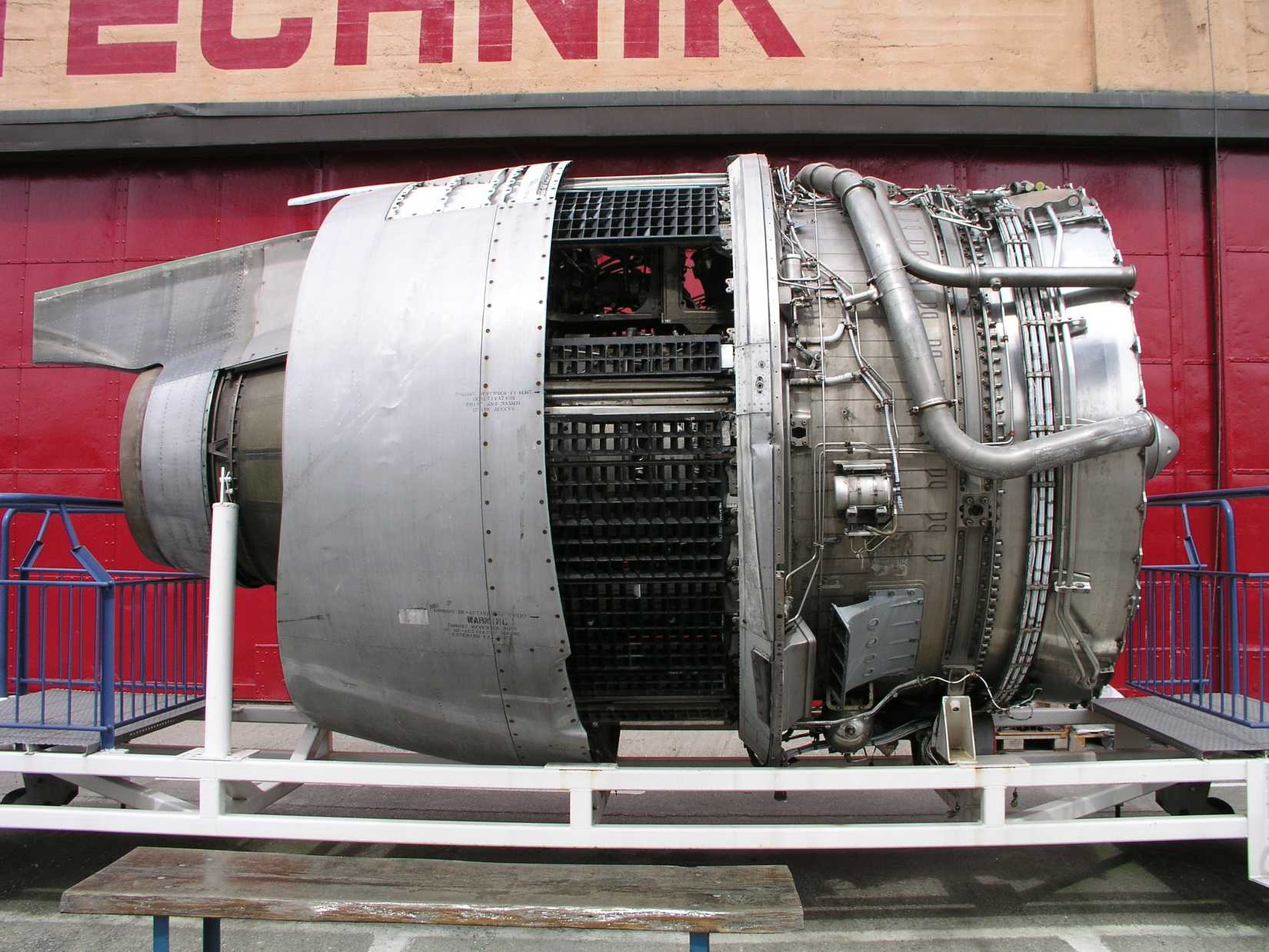  The Rolls-Royce RB211 engine, which displays the detail of thrust reverser, in Technique Museum Speyer