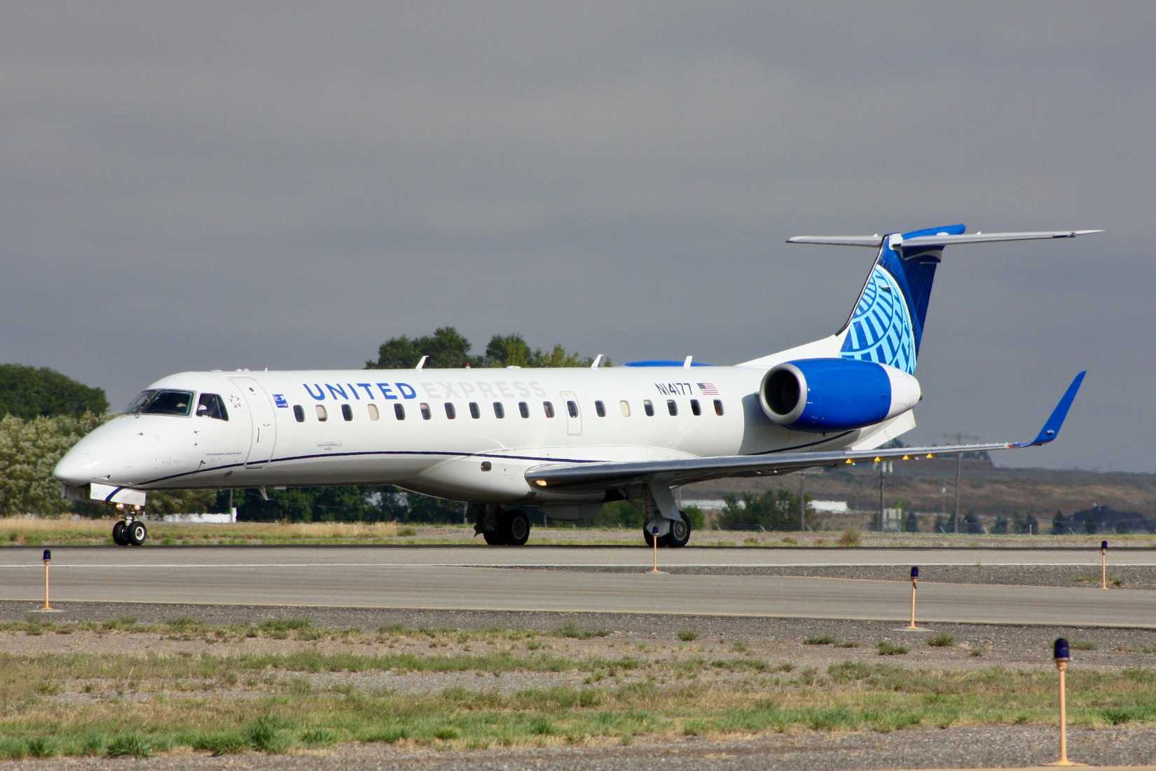 United Express ERJ145 Taxiing