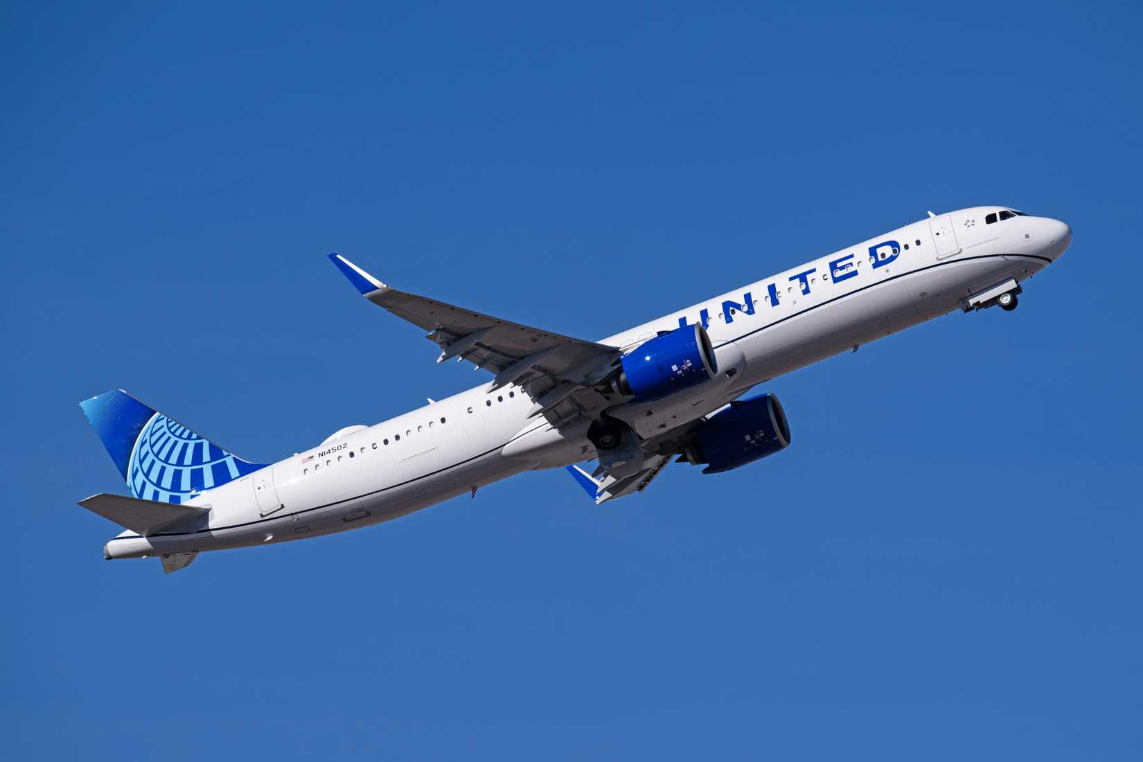 United Airlines A321neo taking off