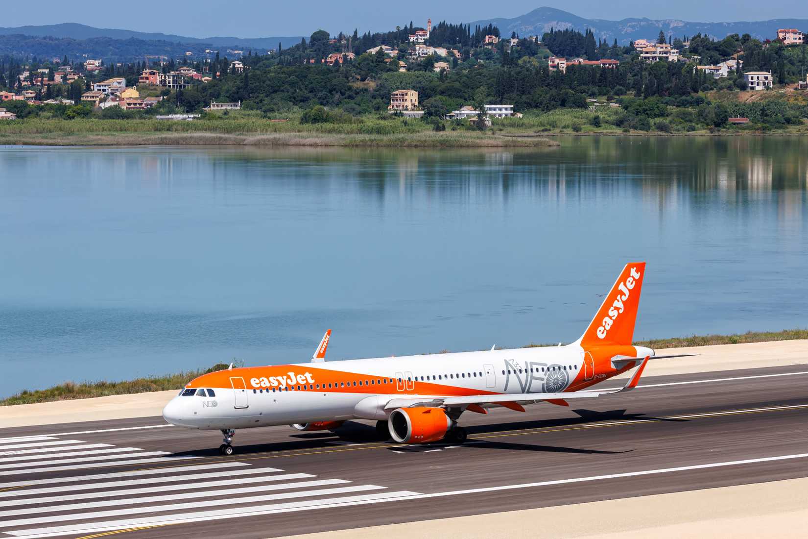 easyJet A321neo Taxiing