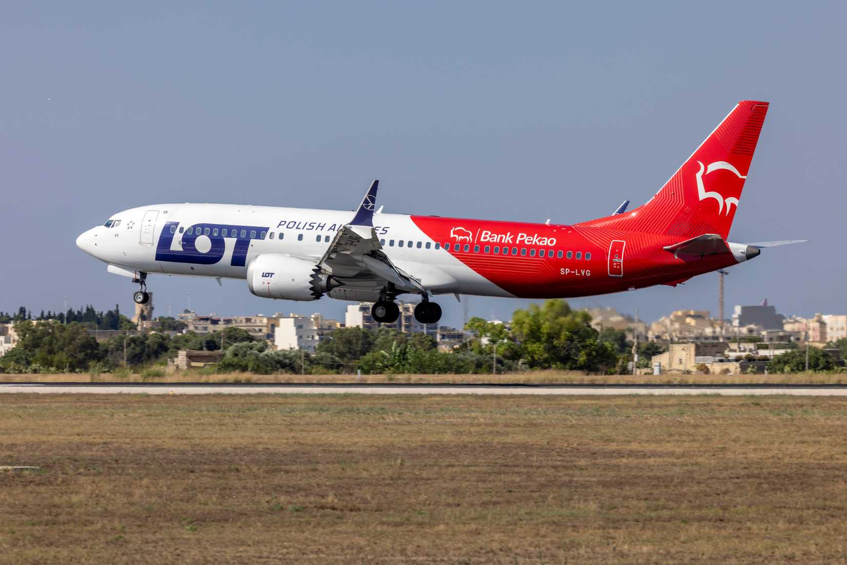 LOT 737 Landing