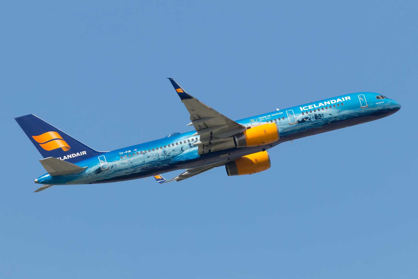 Icelandair Boeing 757-200 taking off