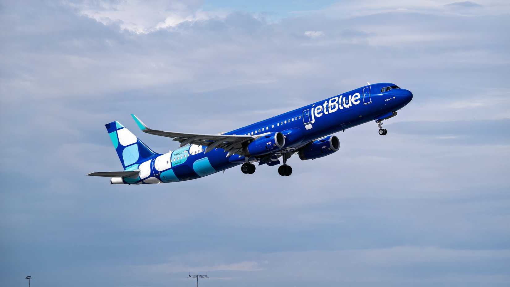 JetBlue Airbus A321 taking off in Phoenix