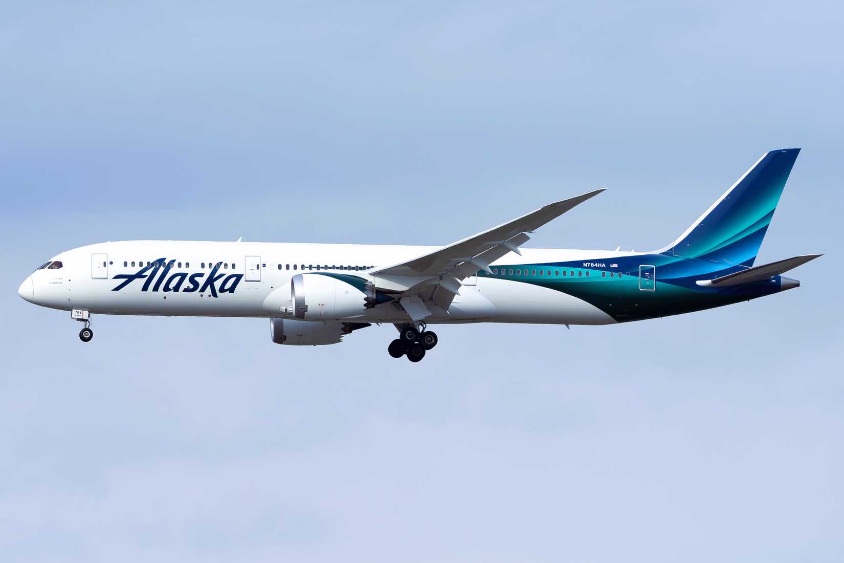 Alaska Airlines Boeing 787-9 on approach
