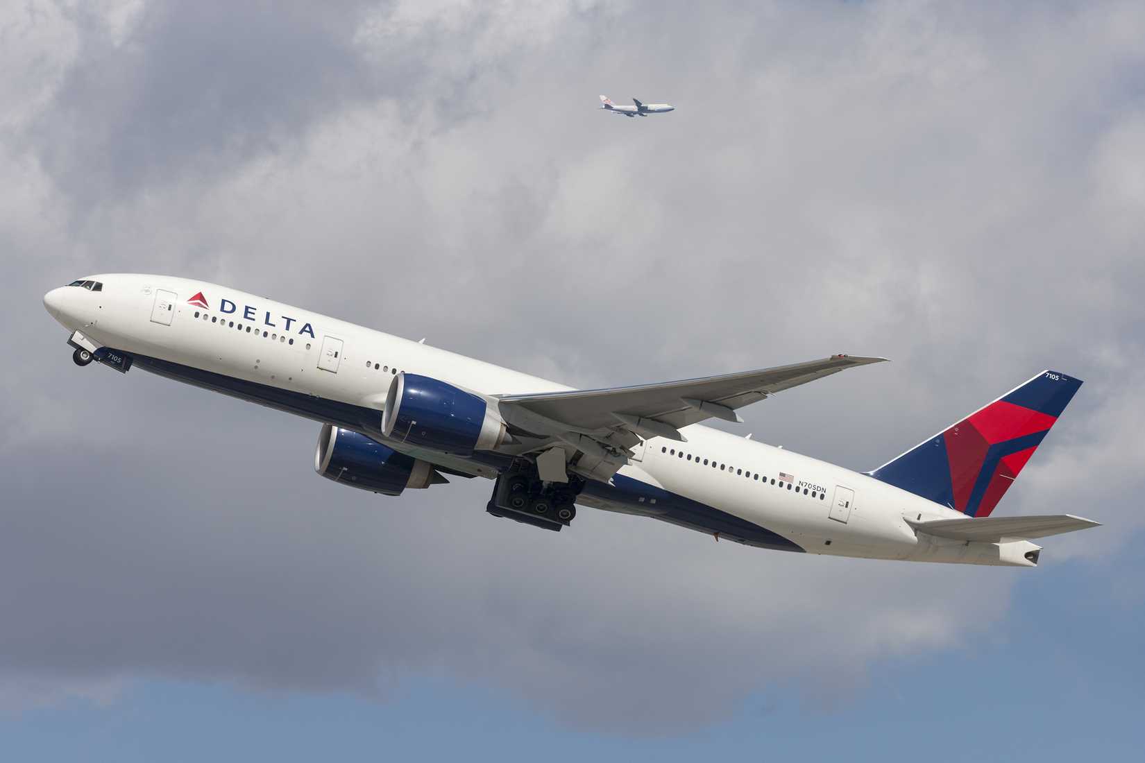 delta air lines boeing 777-200lr N705DN