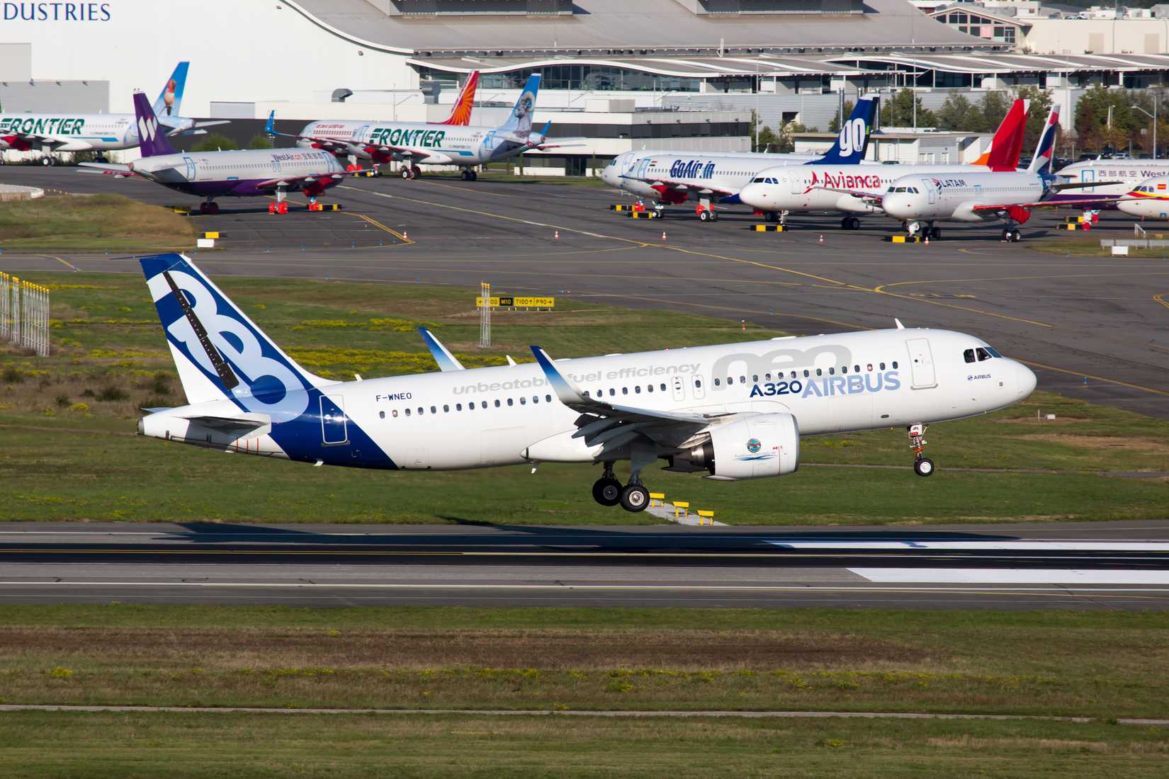 Airbus A320neo landing 