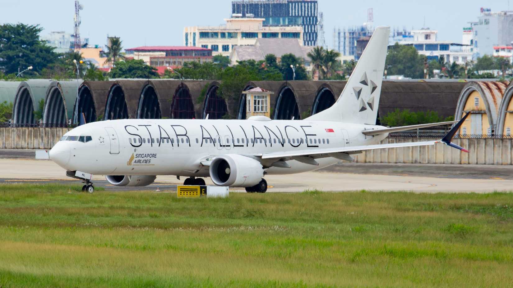 Singapore Airlines 737 MAX 8 on taxiway