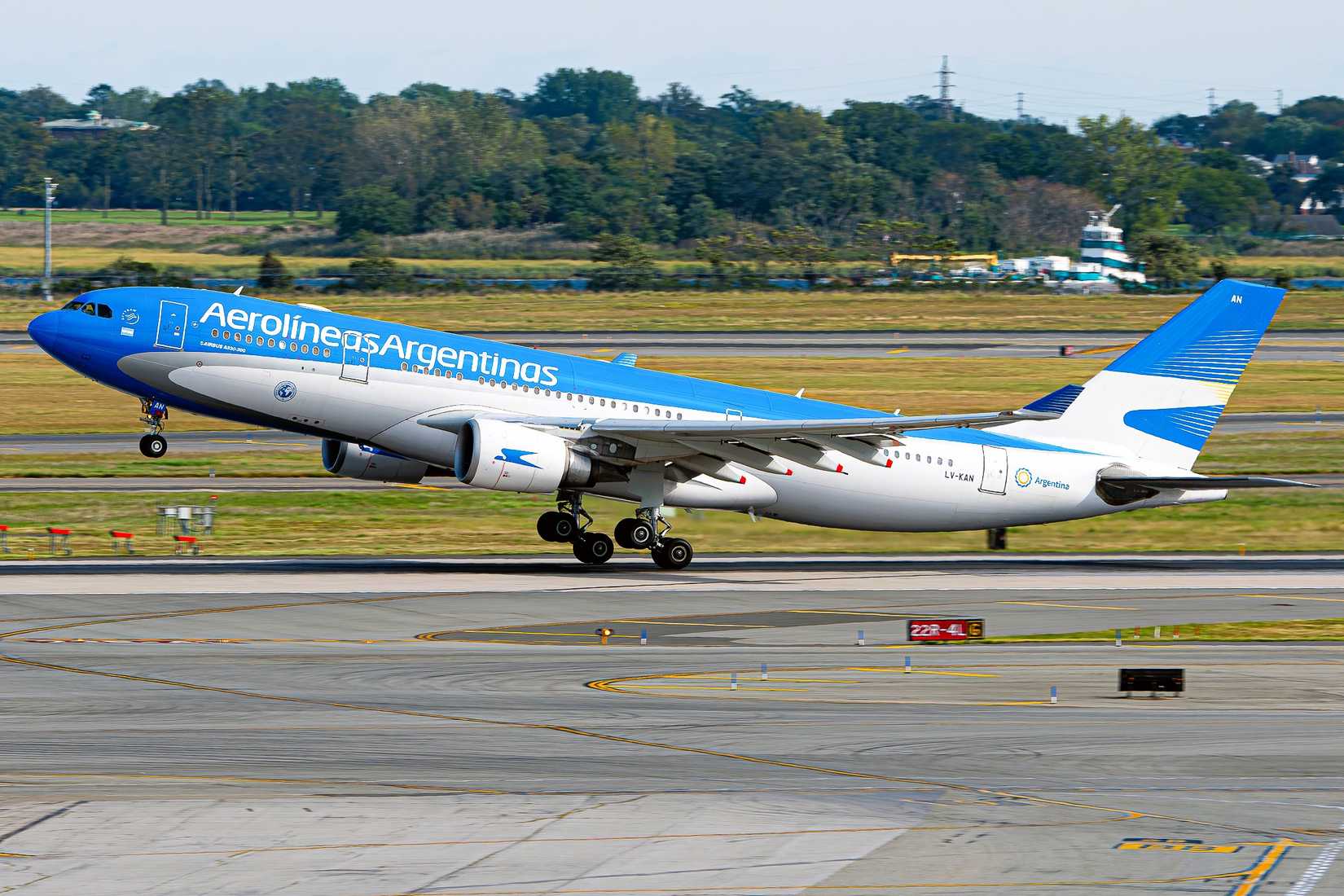 Aerolíneas Argentinas Airbus A330-200 taking off