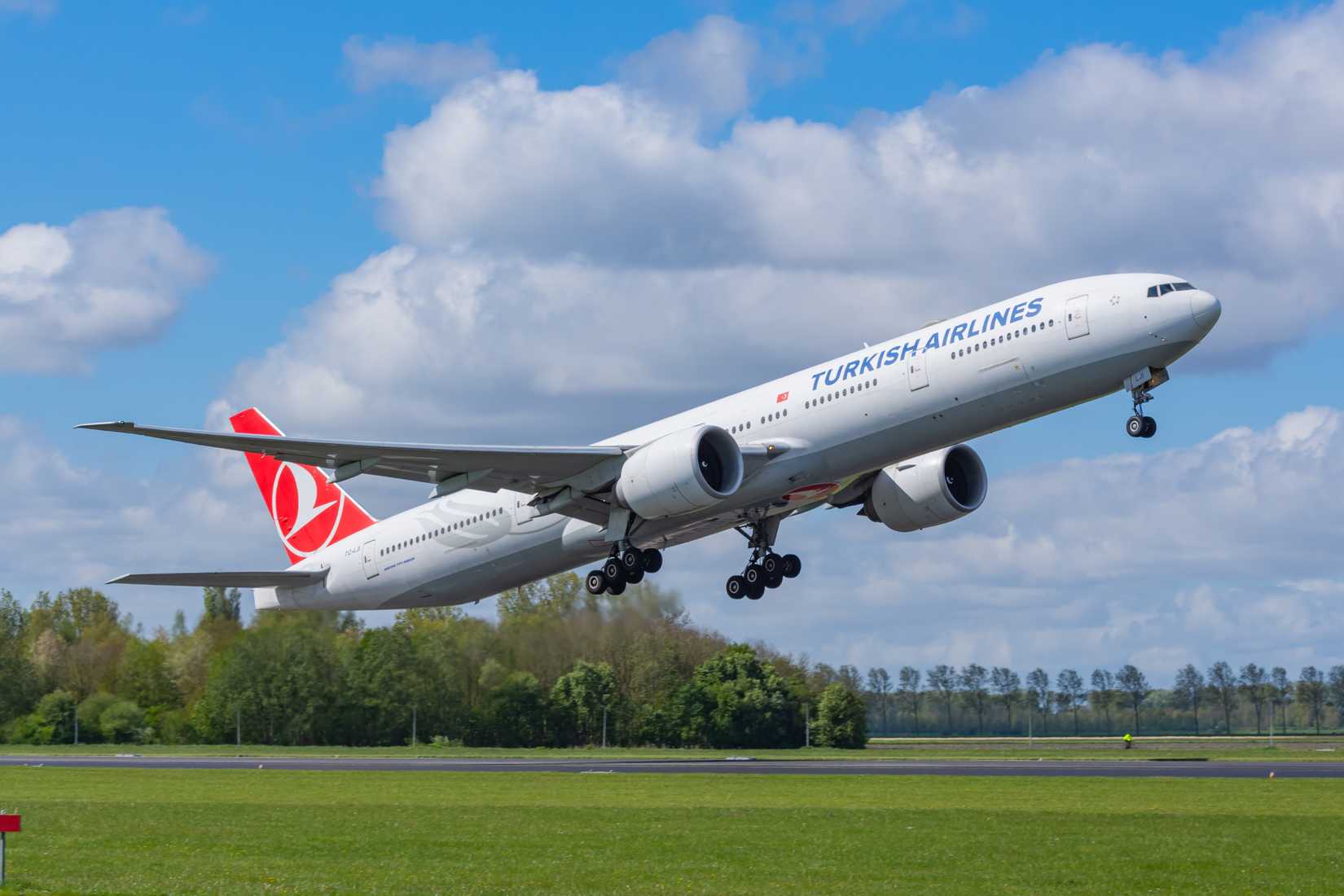 Boeing 777-300ER авіакомпанії Turkish Airlines злітає з аеропорту Схіпхол у Амстердамі.
